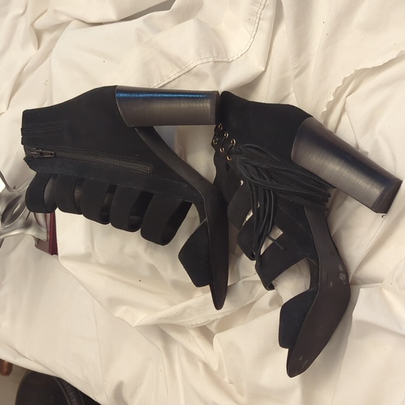 Guess Black Chunky Heel w Tassels - Picture 4 of 11